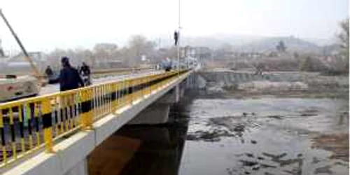 Podul peste Olanesti, inaugurat azi, face viata mai uşoară locuitorilor din cartierul Petrişor