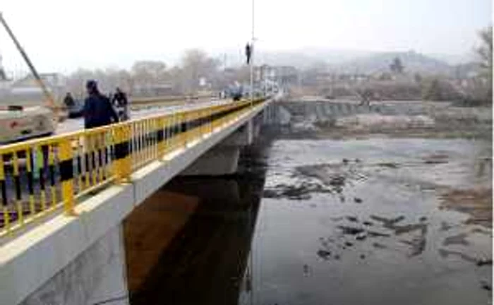 Podul peste Olanesti, inaugurat azi, face viata mai uşoară locuitorilor din cartierul Petrişor