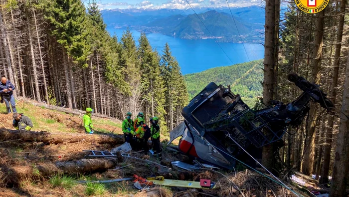 
    Telecabina se afla în urcare, la aproximativ 100 de metri de vârful muntelui, în momentul în care s-a rupt un cablu Foto: Twitter/ Corpo Nazionale Soccorso Alpino e Speleologico  