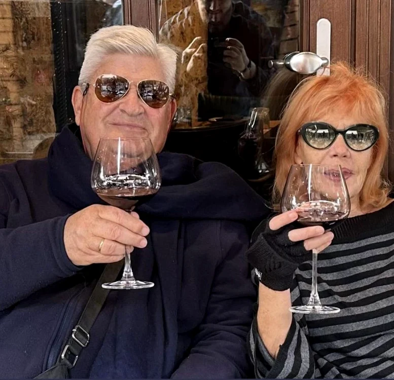 Edmond Hings și Athina Papareskou locuiau în acea clădire