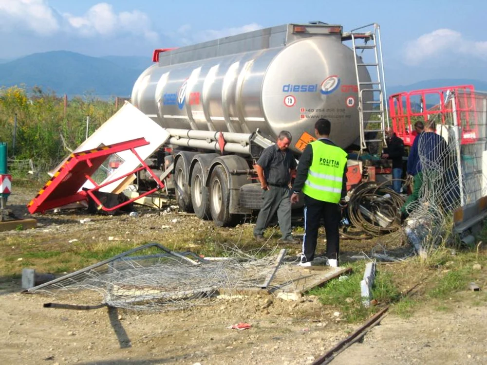 Camionul a distrus o baracă