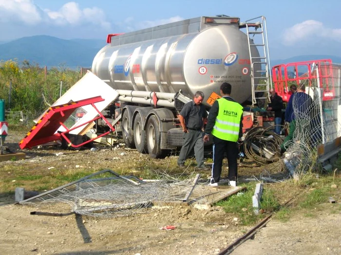 Camionul a distrus o baracă