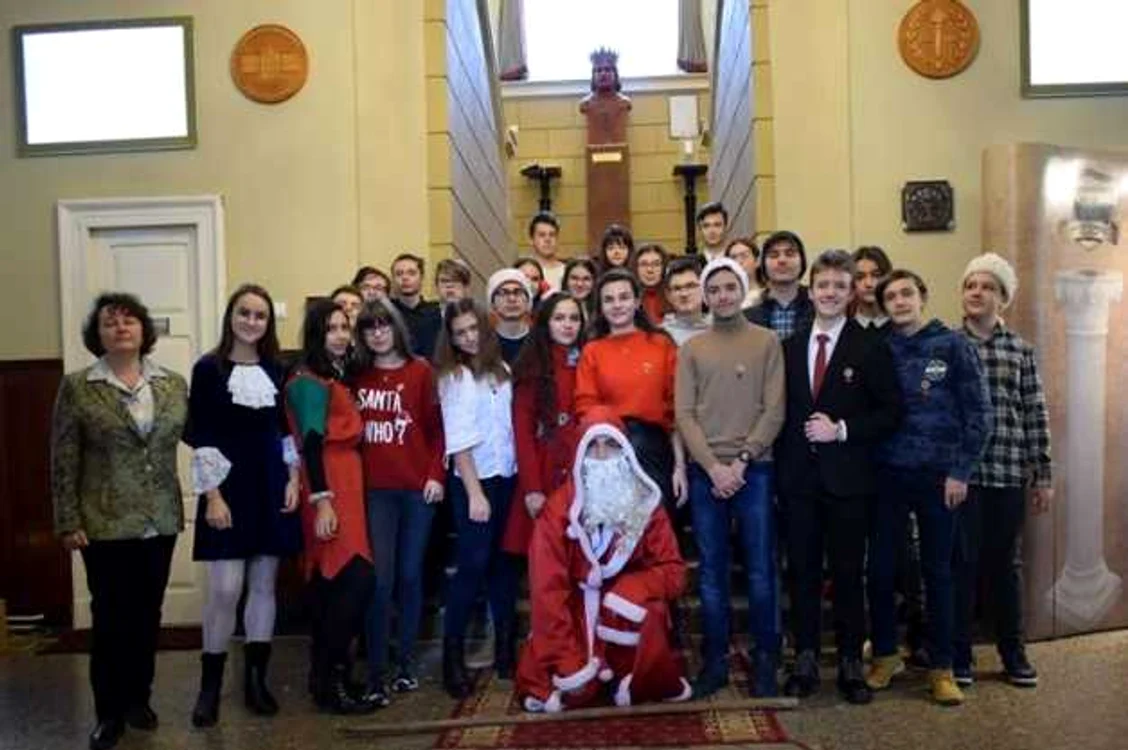 Dirigintele clasei de elită, împreună cu elevii săi. FOTO: stirineamt.ro