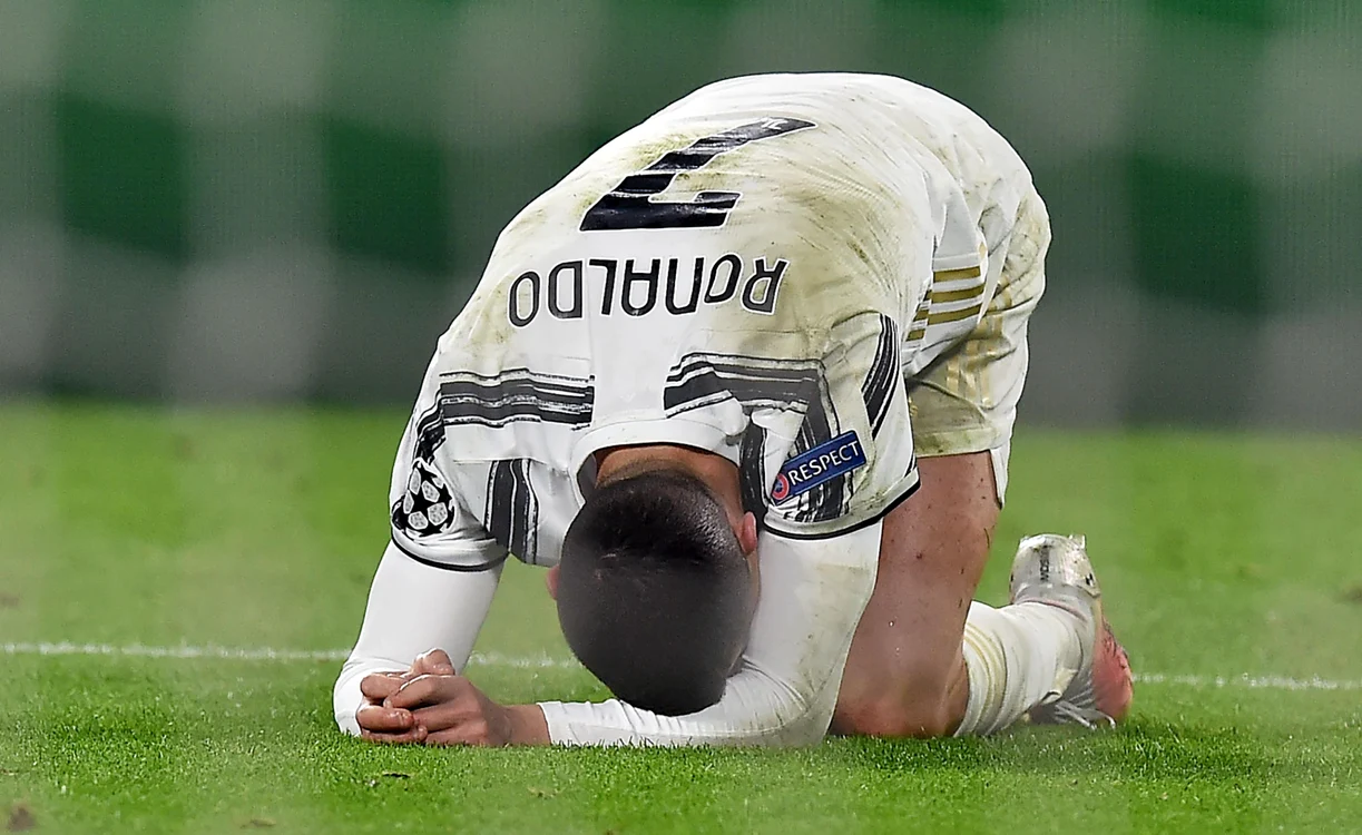 
    Cristiano Ronaldo a acuzat șocul eliminăriiFoto: EPA-EFE  