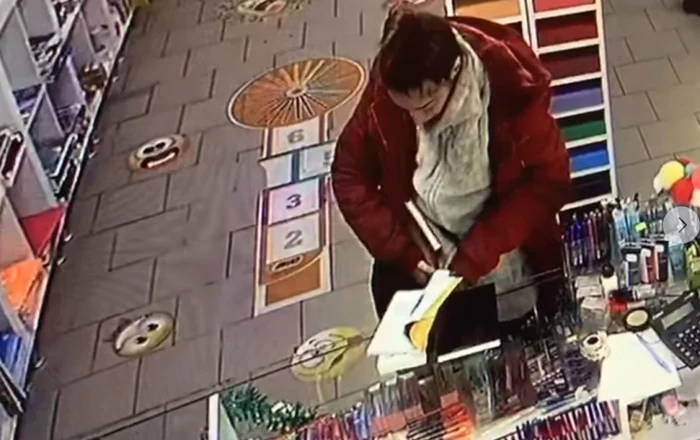 Femeia intra unde găsea o uşă deschisă şi lua bani, telefoane şi alte bunuri de valoare