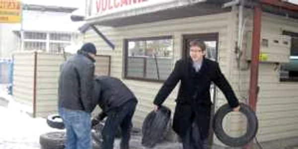 Un şofer norocos a reuşit să-şi schimbe pneurile