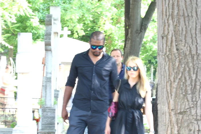 Ambii soţi au purtat ochelari de soare care să le mascheze tristeţea