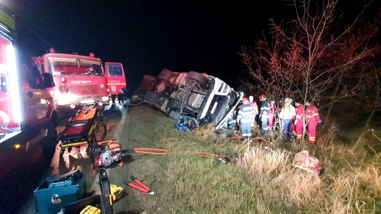 Camionul s-a răsturnat pe margunea drumului naţional, sursa: ISU
