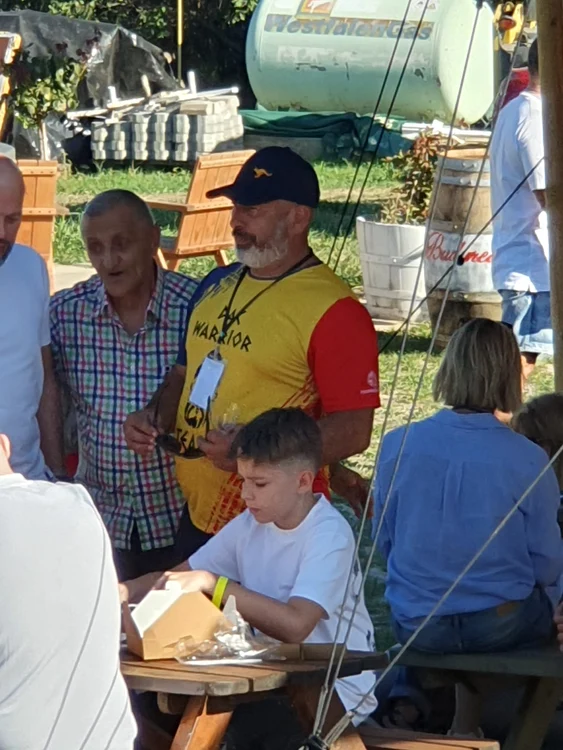 Cornel Dinicu, în tricou în culorile României, patronul de la Ferma Dacilor