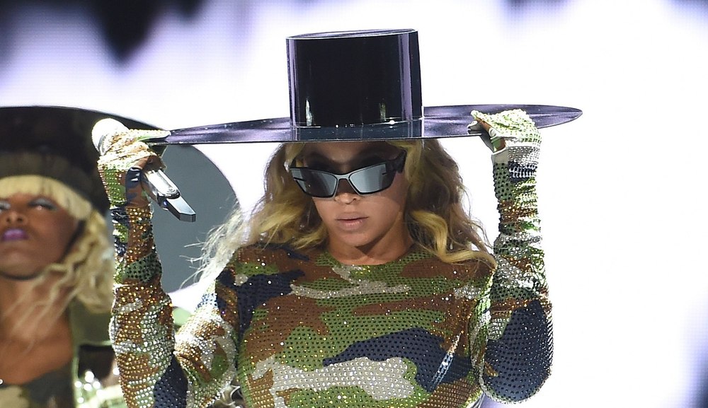 Beyoncé a purtat pe scenă haine create de un designer român. Povestea incredibilă de viață a tânărului VIDEO FOTO