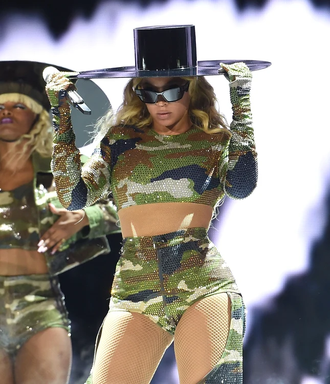 Beyonce, în ținuta creată de Cosmin Diaconu FOTO Profimedia