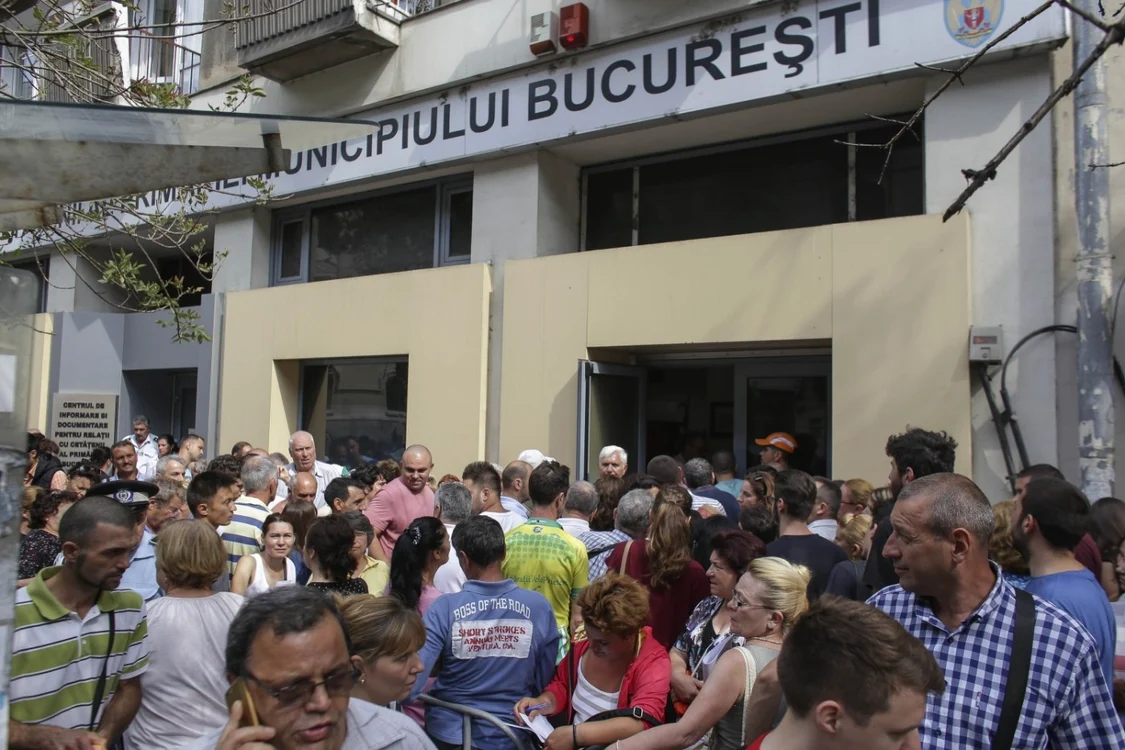 Coada formată pentru a depune solicitările pentru a primi bonificaţiile de 500 de lei în scopul cumpărării unei biciclete FOTO Inquam Photos Octav Ganea