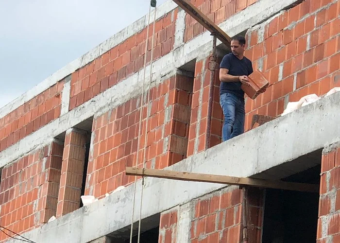 
    Vila lui Dan Negru este situată într-o zonă foarte bună din Capitală. Vara, vedeta tv adoră să grădinăreascăfotografii: BLITZ  