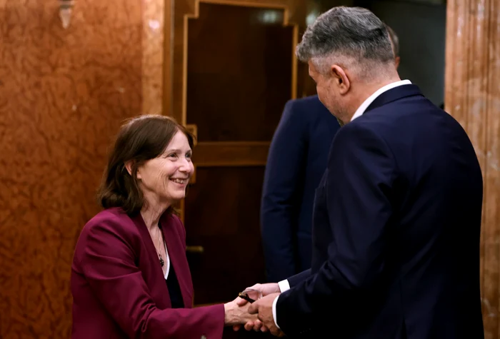 Premierul Marcel Ciolacu strânge mâna ambasadoarei SUA în România, Kathleen Ann Kavalec