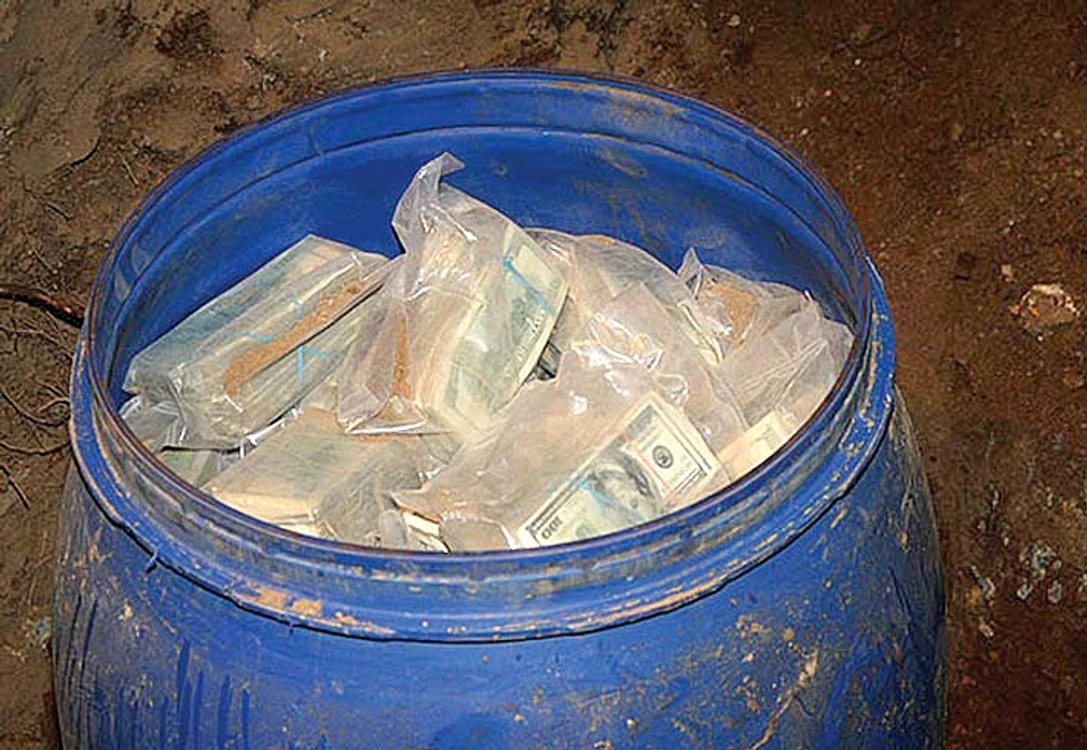 Pachetele de bani americani au stat ascunse în butoaie de murături, din plastic