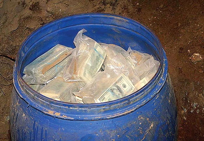 Pachetele de bani americani au stat ascunse în butoaie de murături, din plastic