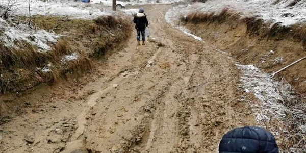 Drumurile impracticabile din satul Tulei Câmpeni - comuna Goleşti - Vâlcea - locul copilăriei premierului Florin Cîţu Foto Adevărul credit Flori Tulei