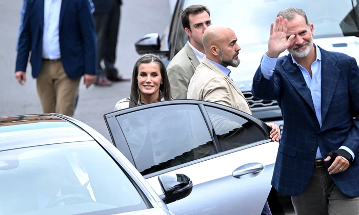 Regele Felipe al Spaniei cu mana bandajata GettyImages 1754117843 jpg