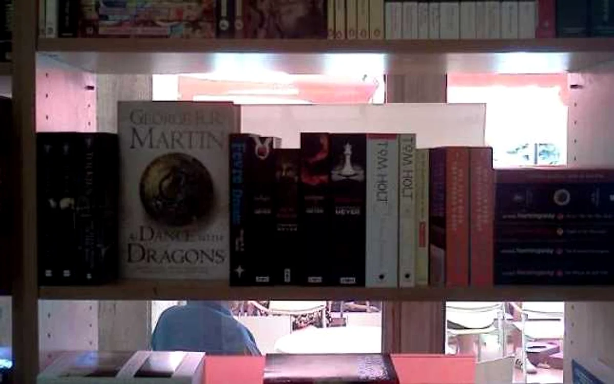 Volumele, dar şi multe altele, le găsiţi în librăria Humanitas din Ploieşti. FOTO Facebook