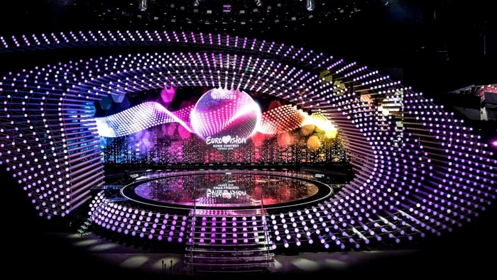 Scena de la Eurovision 2015 are o lăţime de 35 de metri şi o înălţime de 16 metri, fiind formată din 1.300 de piloni luminiscenţi
