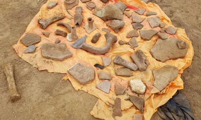 Istoria Constanţei, aruncată la gunoi  Arheolog: „Fragmentele ceramice găsite pe câmp sunt din perioadele elenistică, romană şi romano bizantină“ jpeg
