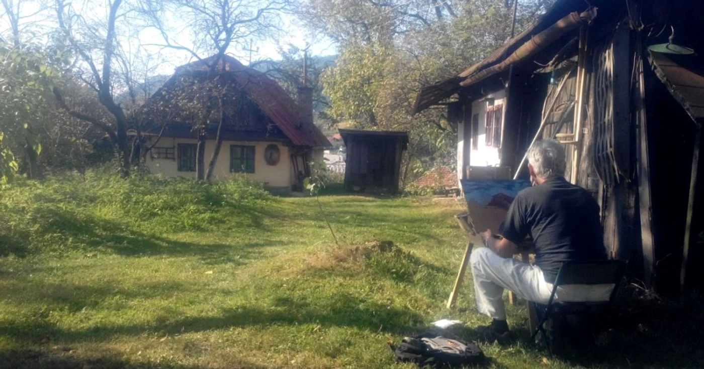 Artiştii vin să picteze casa şi peisajul  Foto: Angela Sabău
