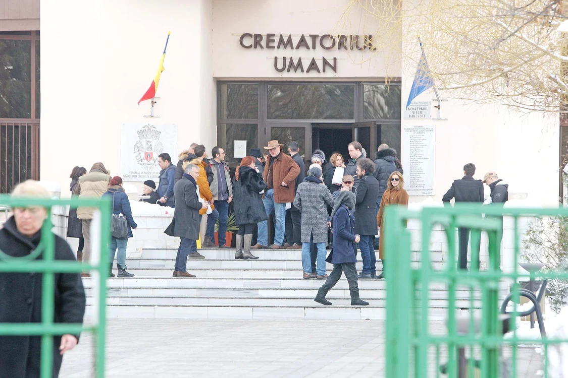 Familia şi prietenii au venit la crematoriu ieri dimineaţă