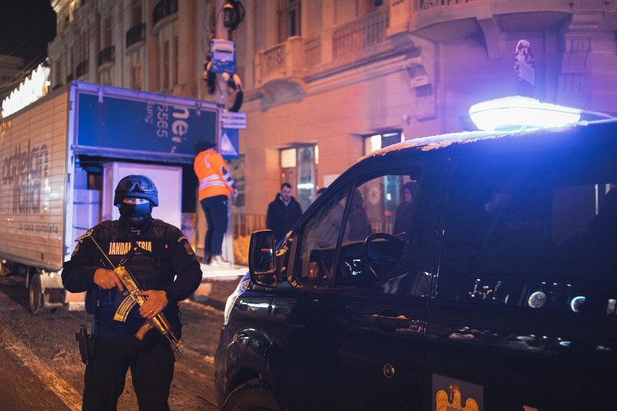 Protecție spectaculoasă, ca în filme, pentru o expoziţie de artă organizată într-un celebru palat din Iaşi FOTO