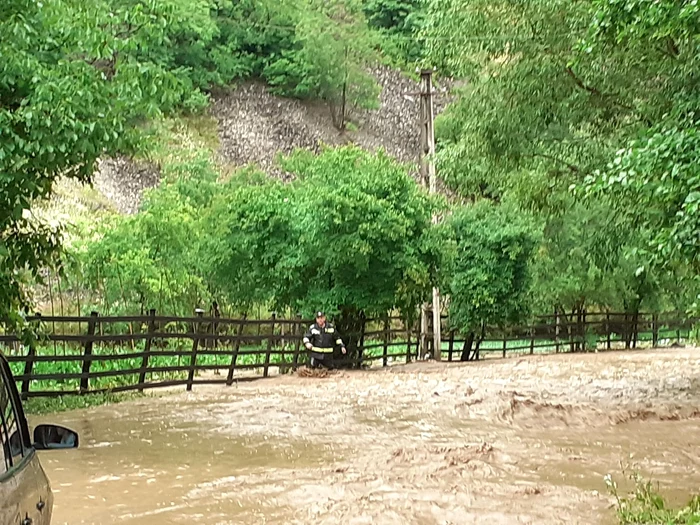 Pompier surprins de ape în Alba