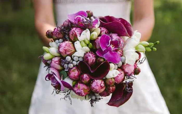 Buchetele colorate în roz şi mov sunt la modă în acest an FOTO:wedding-box.ro