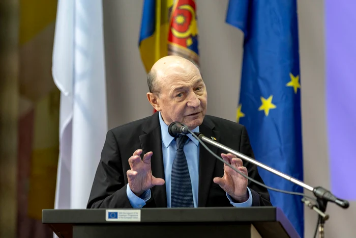 Mesajul lui Traian Băsescu pentru diaspora: „Şi românii rămaşi acasă vor să trăiască la fel ca cei aflaţi în Occident. Dar nu în altă ţară”