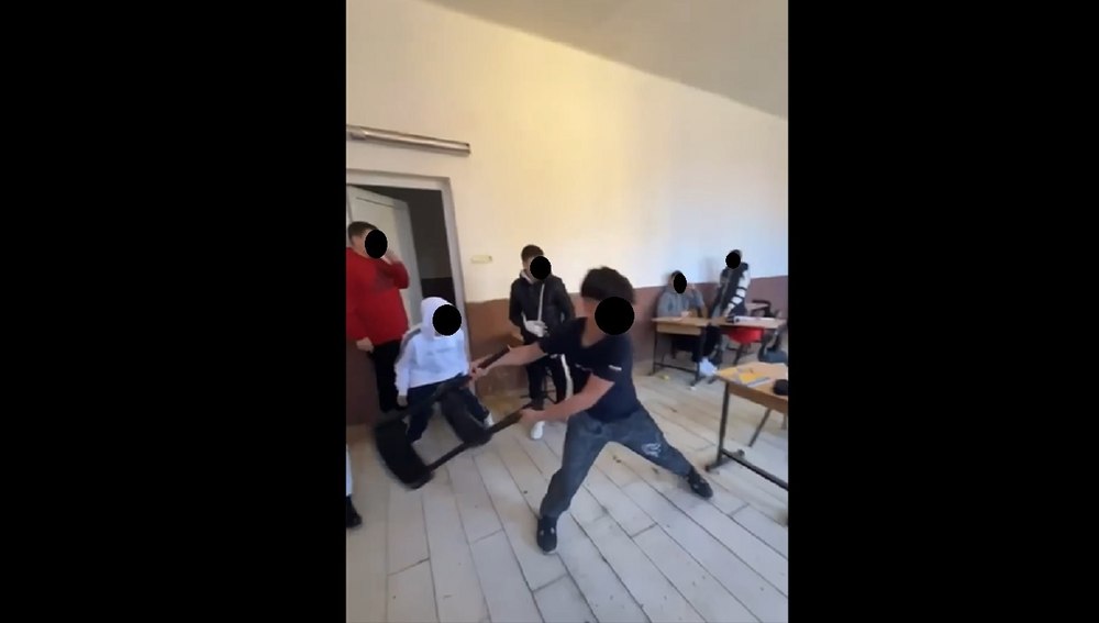 Imagini șocante într-o școală generală: scaune aruncate prin aer și mimarea unui act sexual între elevi de a VIII-a VIDEO