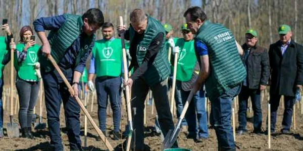 Costel Alexe Klaus Iohannis Orban planteaza copaci foto 