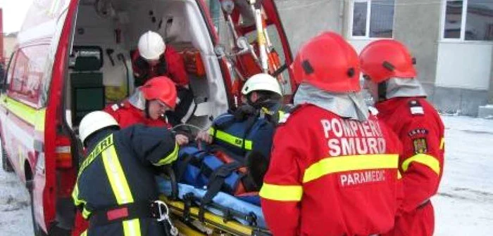 Echipajul SMURD l-a transportat la spital pe tânărul de 20 de ani rănit în urma impactului
