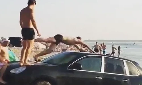 masina pe plaja jpeg