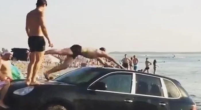 
    Au intrat cu Porche-ul pe malul râului ca să facă din el trambulină pentru sărituri în apăfoto: captură video  