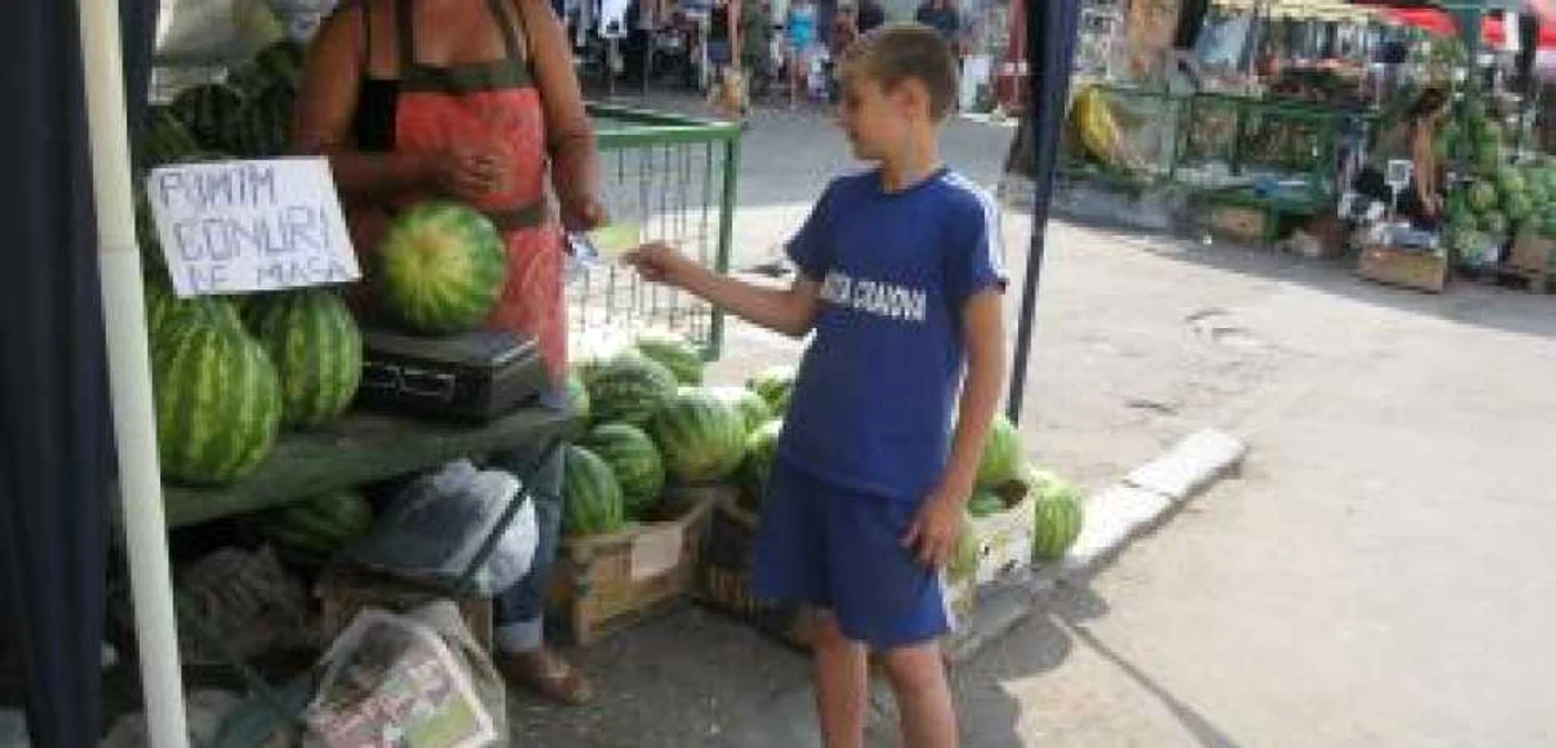 Craiova: Oltenii cumpără lubeniţe cu bonuri de masă