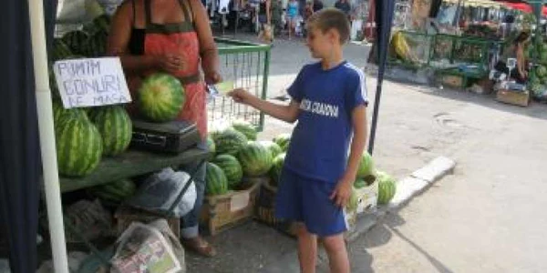 Craiova: Oltenii cumpără lubeniţe cu bonuri de masă