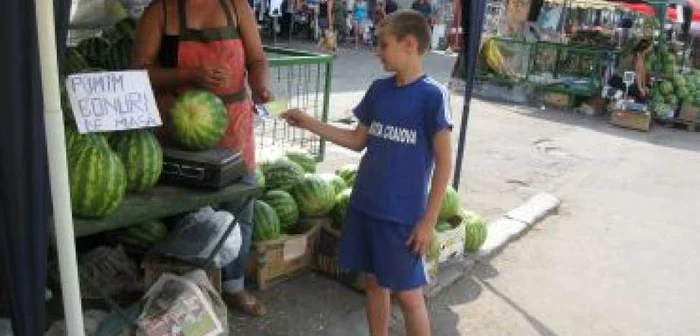 Craiova: Oltenii cumpără lubeniţe cu bonuri de masă