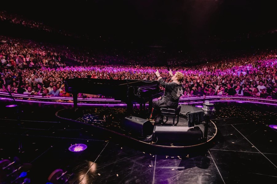 Elton John îşi ia adio de la publicul britanic la festivalul Glastonbury: „Este cel mai minunat mod de a încheia” VIDEO