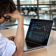 Investitor in criptomonede suparat criza scadere FOTO Shutterstock jpg