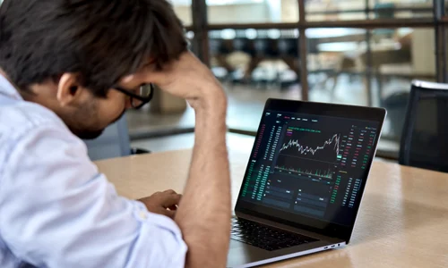 Investitor in criptomonede suparat criza scadere FOTO Shutterstock jpg