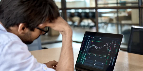 Investitor in criptomonede suparat criza scadere FOTO Shutterstock jpg