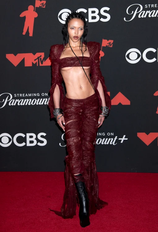 FKA twigs și-a etalat abdomenul tonifiat (Foto: Profimedia)