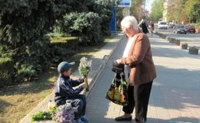 Georgică a convins unii trecători să îi cumpere marfa