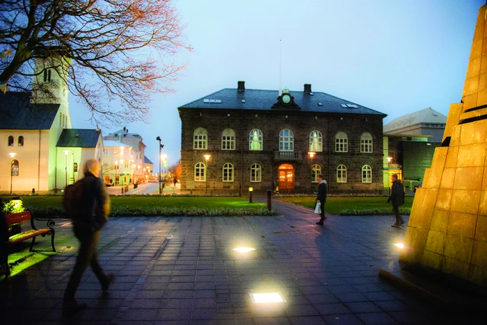 Clădirea Parlamentului din Piața Austurvollur, Reykjavik, a fost construită între 1880 și 1881