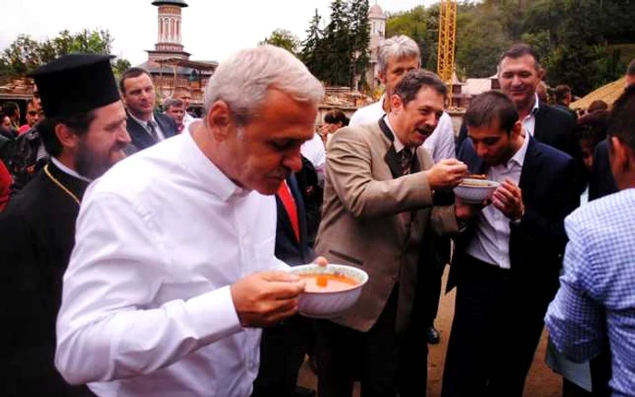 Dragnea, la o ciorba de fasole si pita de malai in Maramures