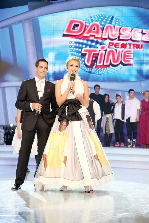 Iulia Vântur s-a împrietenit cu animalele de la fermăFoto: PRO TV