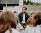 Cezar Ouatu iubește să fie în preajma copiii - aici, în tabăra de creație organizată chiar de el. FOTO: Instagram