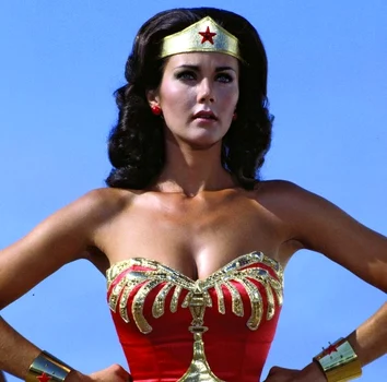 Lynda Carter ca Wonder Woman aka Femeia Fantastică